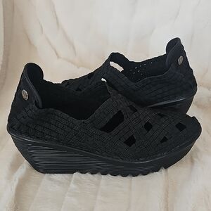 bernie mev. Black Textured Wedges